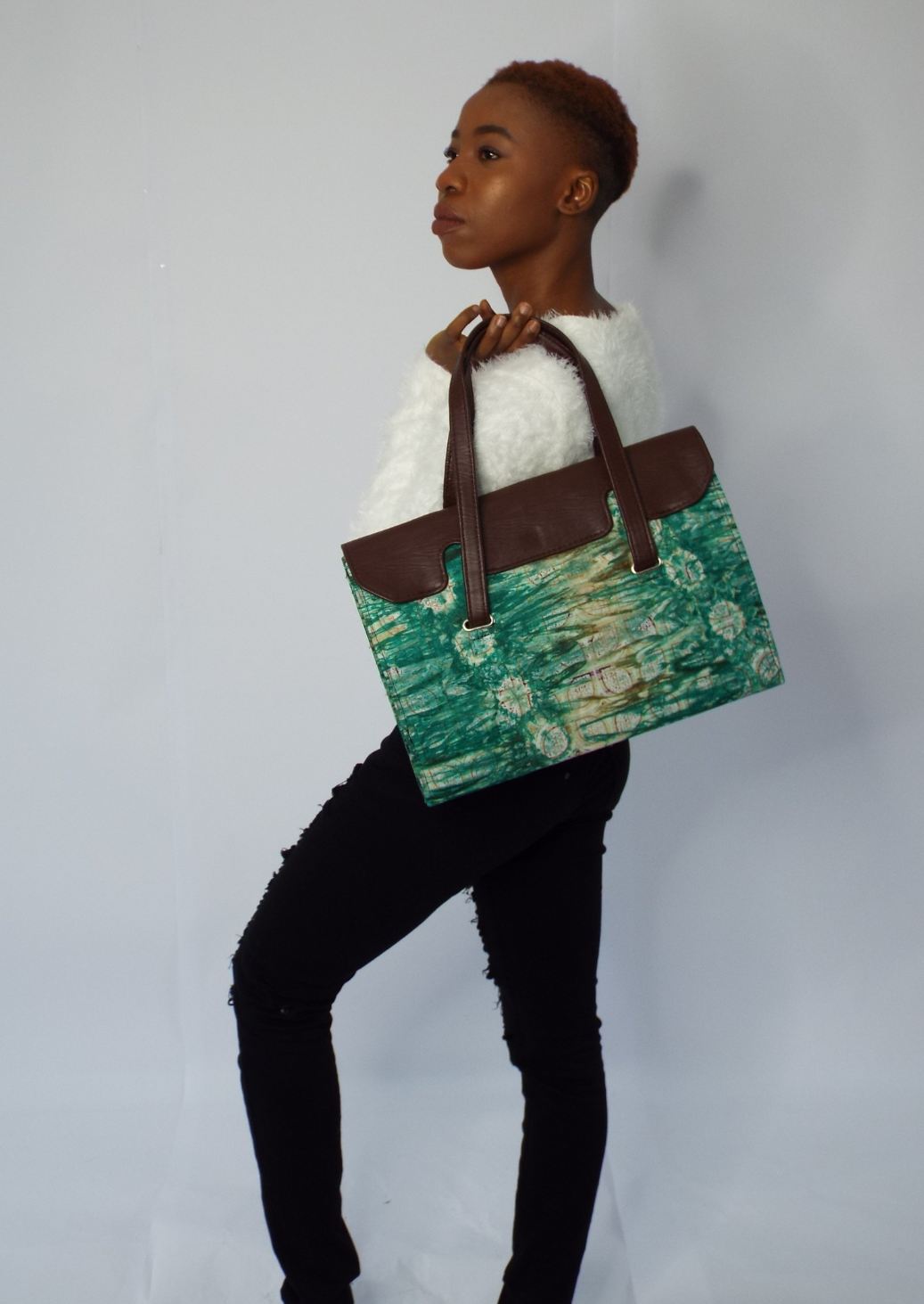 The Afua is a beautiful African print bag ideal for work and casual. The leather handbag with its green and white Adiré African print is a stylish and practical addition to your wardrobe, the sturdy tote bag holding its shape whilst storing your essentials.